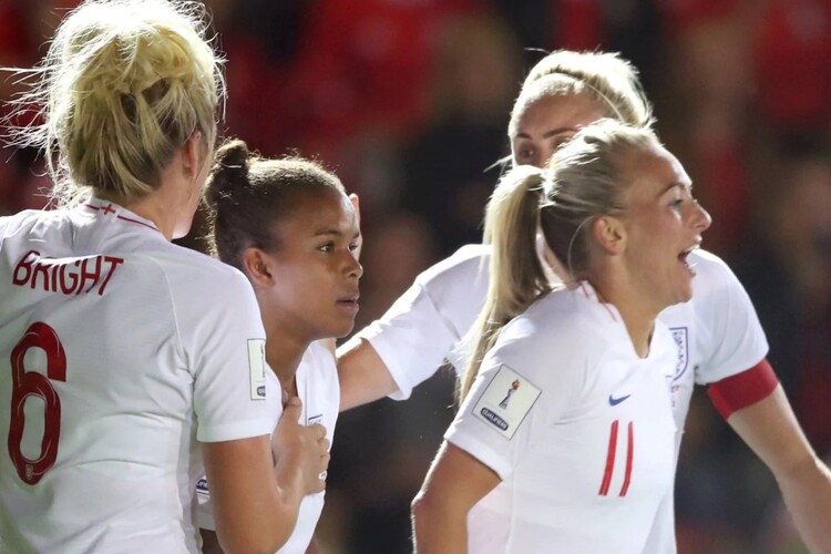 อังกฤษเสนอเหลือบฝูงชนของรุ่งอรุณใหม่สำหรับฟุตบอลหญิง